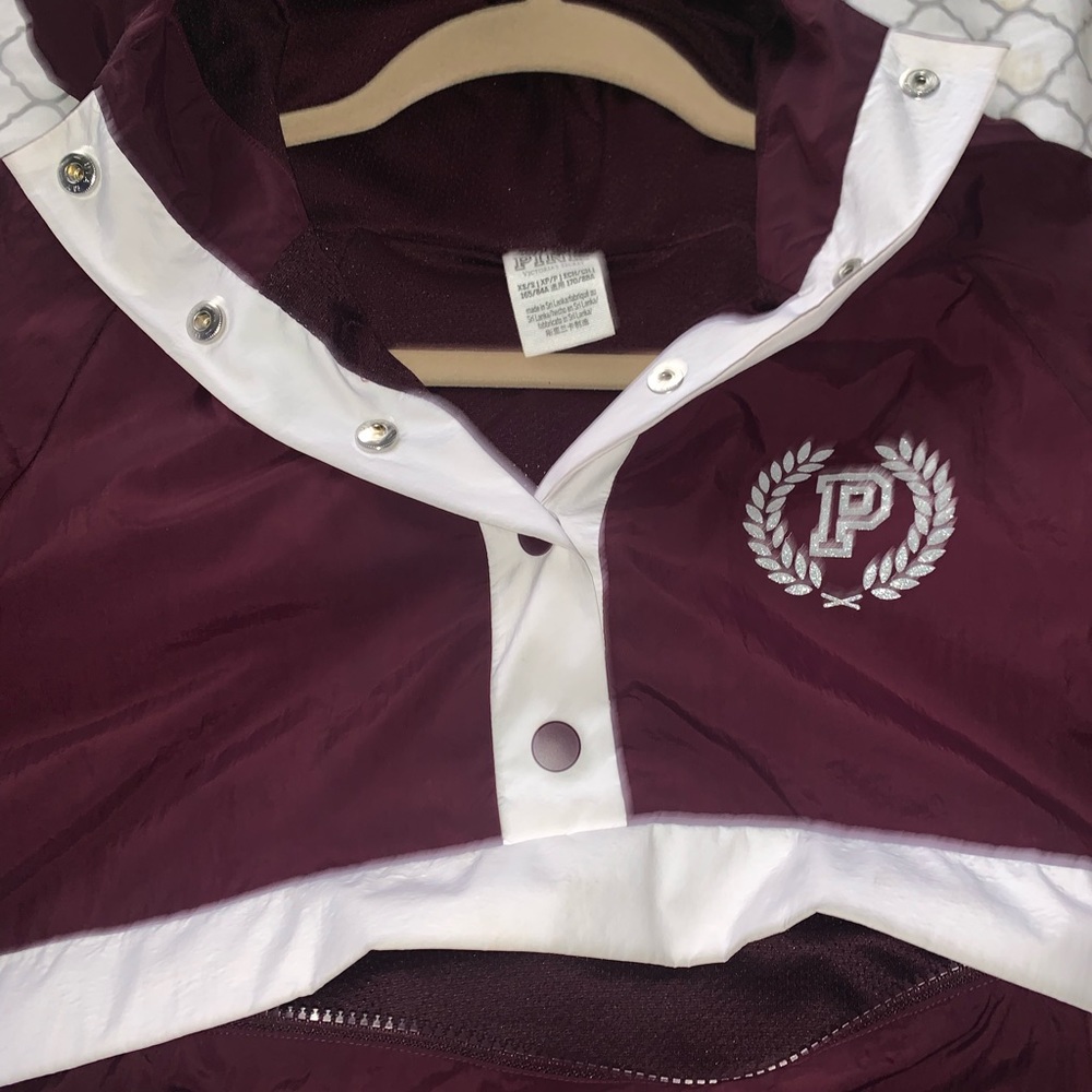 Hello I’m selling this pink jacket,